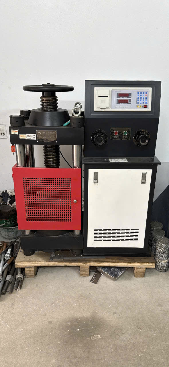 Máy nén kiểm tra cường độ bê tông